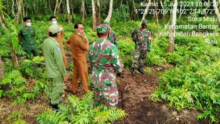 Cegah Kebakaran, Babinsa Desa Suka Maju Prada Sitompul Gelar Patroli Karlahut