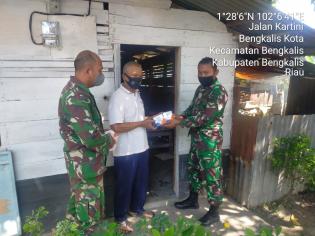 Bantu OTG di Kota Bengkalis, Serda Rustam Bersama Tim Gabungan Bagikan Obat Isoman