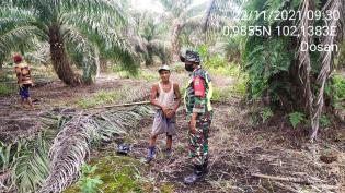 Agar Situasi Lingkungan Tetap Kondusif, Serda Edi Warman Giat Lakukan Patroli