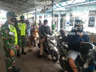 Personil Koramil 01/Bengkalis Ingatkan Warga Pentingnya Prokes