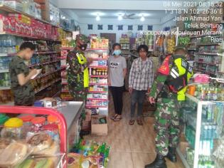 Antisipasi Penyebaran Covid, Babinsa Kelurahan Teluk Belitung Kembali Gelar Prokes Di Pasar Tradisio