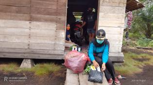 Kades Bantan Timur Sani Salurkan Bantuan Sembako Kepada Warga Terpapar Covid - 19