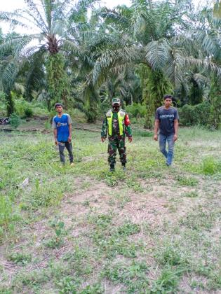 Antisipasi Kebakaran, Anggota Koramil 09 Minas Giat Lakukan Patroli Karlahut Bersama Warga