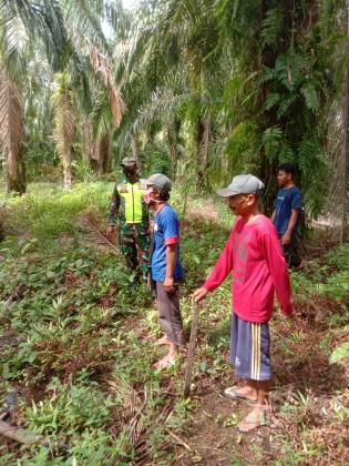 Cegah Titik Api, Sertu Yuswan Dapat Apresiasi dari Dandim 0303 Bengkalis Letkol Inf Endik Yunia