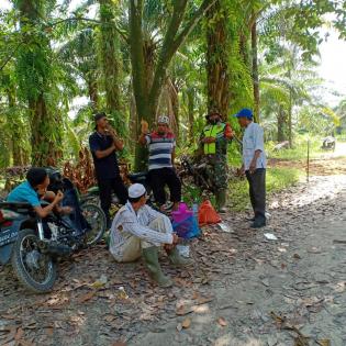 Cegah Banjir, Babinsa Desa Bukit Kerikil Menggelar Kegiatan Sosialisasi