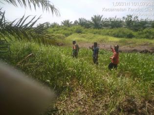 Pantau Titik Api, Serda Sutikno Menggelar Patroli Karlahut di Kampung Sam Sam
