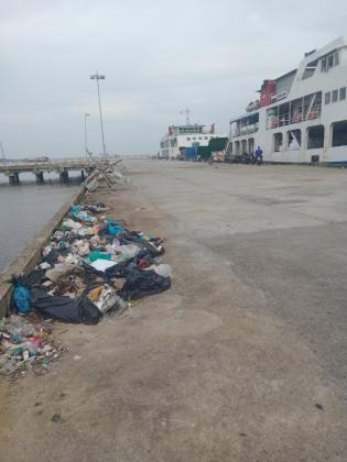 Sampah Berserakan di Dermaga BUMD Air Putih, Ketua LPMD Angakat Bicara