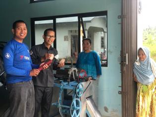 Tim Pengabdian Polbeng Beri Bantuan Mesin Peracik Kerupuk Sagu di Bukit Batu