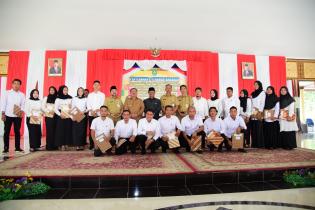 Bupati Bengkalis Amril Mukminin Serahkan Perpanjangan SK Kepada 291 Pendamping Desa