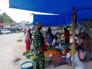 Putus Penyebaran Covid 19, Serda SE Sinulingga Bersama Warga Giat Lakukan Patroli Prokes di Pasar Tr