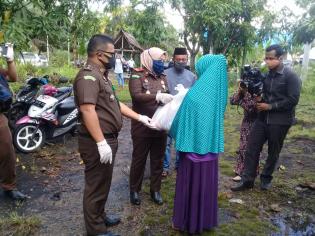 Kajari Bengkalis Salurkan Bansos Berupa 50 Paket Sembako di Desa Bantan Tua Kec. Bantan