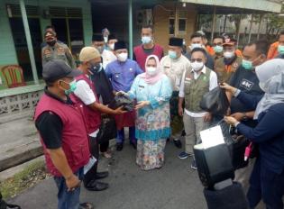 Cegah Covid, Bupati Bengkalis Kasmarni Pantau Pos PPKM di Desa Wonosari
