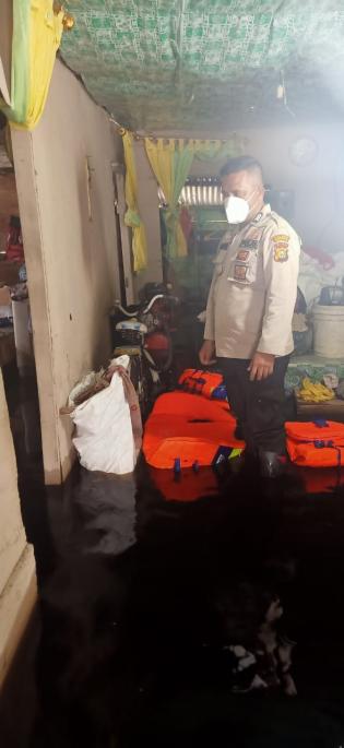 Bhabinkamtibmas Desa Wonosari Timur Kunjungi Rumah Warga yang Terendam Banjir.