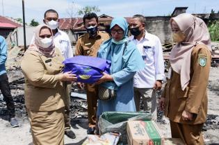 Bupati Bengkalis Kasmarni Salurkan Bantuan Kepada Warga Korban Kebakaran