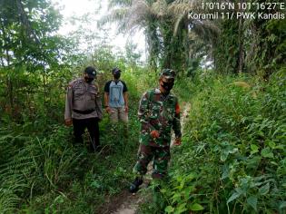 Pantau Titik Api, Babinsa Kampung Kandis Giat Lakukan Patroli Karlahut Bersama Warga