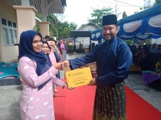 Lurah Kota Bagikan Emas Pada Gebyar Hadiah UEK Tunas Muda Kelurahan Kota Bengkalis