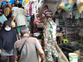 Koptu Abdullah Sani Dasopang Bersama Tim Lakukan Operasi Prokes di Pasar Tradisional