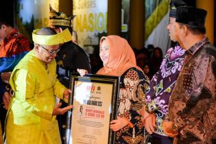 Bupati Bengkalis Kasmarni Terima Anugerah PWI Award Riau Tahun 2023