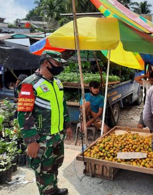 Cegah Penularan Virus, Sertu Susiawan Maksimalkan Prokes di Pasar Tradisional Minas