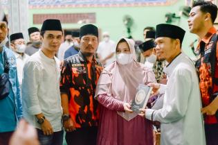 Bupati Bengkalis Kasmarni menyerahkan Bantuan Zakat Konsumtif Untuk Mustahik dan Santunan Anak Yatim