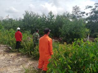 Antisipasi Titik Api, Sertu Nuril Zafri Giat Lakukan Patroli Karlahut Bersama Warga