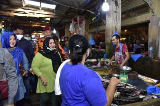 Aksi Sapa Pagi Kasmarni di Pasar Duri, Ini Calon Bupati Pilihan Kami