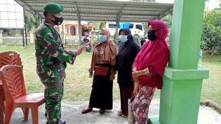 Penerapan Prokes, Babinsa Laksanakan Himbauan saat Kunjungan ke Desa Rempak
